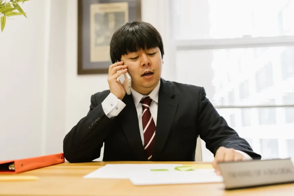 電話でお客様に対応する社員